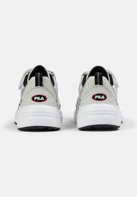 Baskets de sport blanches et grises avec upper en maille, accents noirs, col rembourré et semelle en caoutchouc texturé ; avec le logo Fila sur le talon.