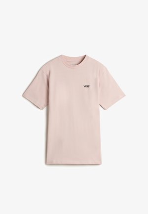 Camiseta de algodón rosa claro, de mangas cortas, con cuello redondo, que presenta un pequeño logo negro de Vans en la parte izquierda del pecho. Diseño simple y minimalista.