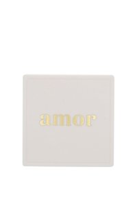 Kwadratowe, jasnoróżowe pudełko o gładkiej powierzchni i wytłoczonym złotym napisem "amor" w nowoczesnej czcionce. Minimalistyczny design z zaokrąglonymi krawędziami.