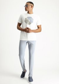 Kigili GEMUSTERTES - Camiseta estampada - ecru