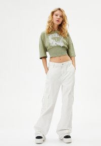 Koton DETAIL CROP HALF SLEEVE CREW NECK PRINTED - Langærmet T-shirt - khaki