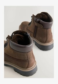 Geselecteerd, chocolate brown