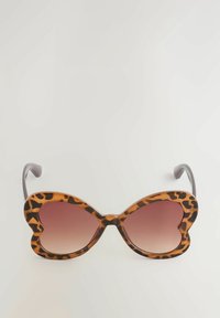 Lunettes de soleil en imprimé léopard avec une forme de papillon, verres dégradés roses, monture épaisse marron et branches en plastique gris.