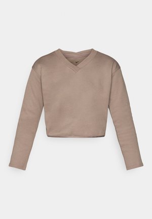 Afkortet langærmet pullover i lysebrunt stof, med V-udskæring og ribbede manchetter, samt et lille logo nær halsudskæringen.