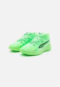 Neon zöld sportcipők texturált hálós felsőrészsel, karcsú dizájnnal, fekete színű logóval és gumitalppal, a teljesítmény és kényelem érdekében tervezve.