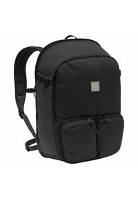 Zaino nero con schienale imbottito, spallacci regolabili, tasche frontali con zip e tessuto liscio. Presenta una toppa con logo sul compartimento principale.