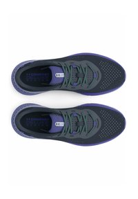 Baskets de sport navy avec une tige en mesh respirant, des lacets verts et des accents violets. Présentent des perforations pour la ventilation et une semelle rembourrée.