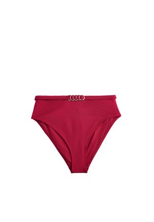 Czerwony dół od bikini z wysokim stanem, z cienkim paskiem w talii ozdobionym czterema srebrnymi pierścieniami na środku z przodu.