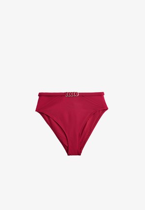 Rode bikini onderbroek met hoge taille en een dunne tailleband met vier zilveren ringen aan de voorkant in het midden.