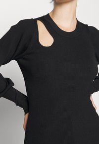 Second Female Stickad tröja - black