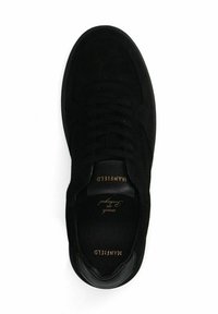 Sneaker in suede nera con punta rotonda, lacci piatti e rivestimento interno liscio. Presenta un branding minimale in oro sulla linguetta.