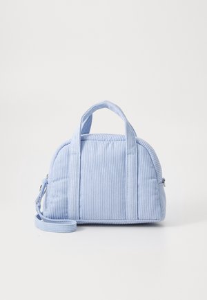 Jasnoniebieska torebka z sztruksu z dwoma krótkimi uchwytami, odpinanym długim paskiem i zaokrąglonym, prostokątnym kształtem na białym tle.