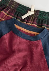 Unselected, burgundy red/green check