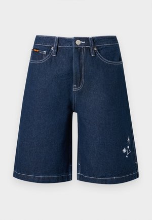 Sötétkék farmer rövidnadrág elülső zsebekkel, övbújtatókkal, fehér varrással, gombos rögzítéssel, valamint kis fehér csillag- és csillagkép-hímzéssel a lábszáron.