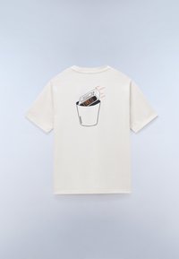 Λευκό μπλουζάκι με σχέδιο στην πλάτη που δείχνει ένα ψηφιακό ξυπνητήρι με την ένδειξη "ΚΟΥΡΑΣΜΕΝΟΣ" να πέφτει σε έναν κουβά που έχει τη λέξη "SNOOZE" στο ρολόι.