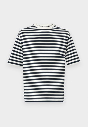 T-shirt a maniche corte a righe orizzontali bianche e nere esposto su uno sfondo semplice.