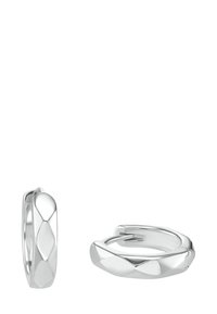 Orecchini a cerchio in argento con finitura lucida, caratterizzati da un motivo geometrico e una texture liscia. Include un orecchino piccolo e uno più grande.