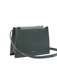 Borsa a tracolla Furla in pelle verde scuro con zip dorata e tracolla sottile regolabile su uno sfondo bianco.
