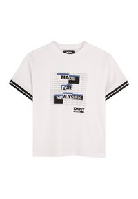 T-shirt blanc à manches courtes avec impression graphique noire et bleue. Comprend des rayures sur les manches et du texte incluant "FAIT POUR NEW YORK" et le logo de la marque.