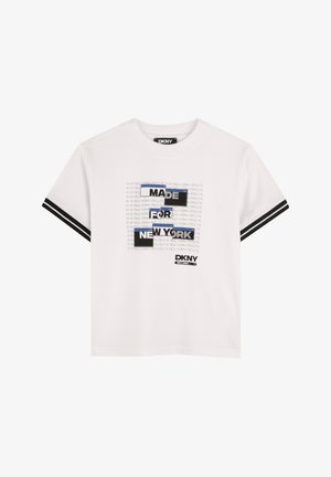 Witte t-shirt met korte mouwen en zwart-blauwe grafische print. Heeft strepen op de mouwen en tekst, waaronder "MADE FOR NEW YORK" en het merkembleem.