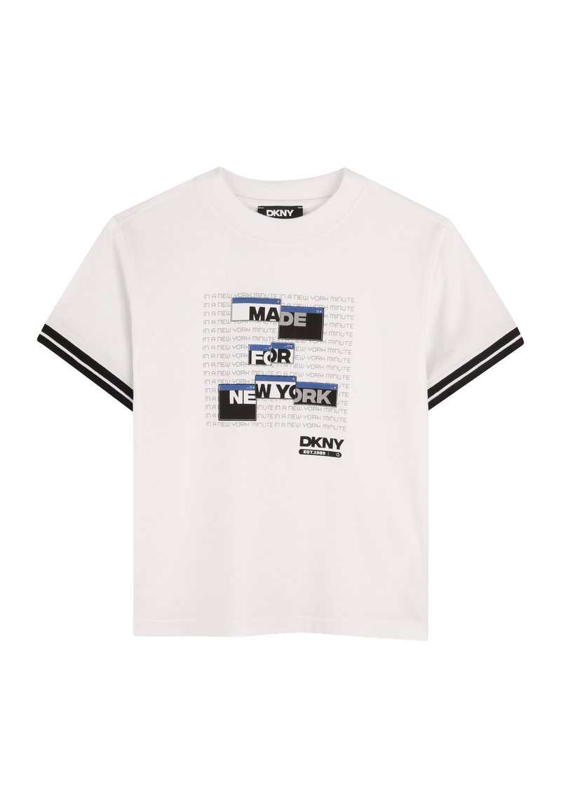 T-shirt blanc à manches courtes avec impression graphique noire et bleue. Comprend des rayures sur les manches et du texte incluant "FAIT POUR NEW YORK" et le logo de la marque.