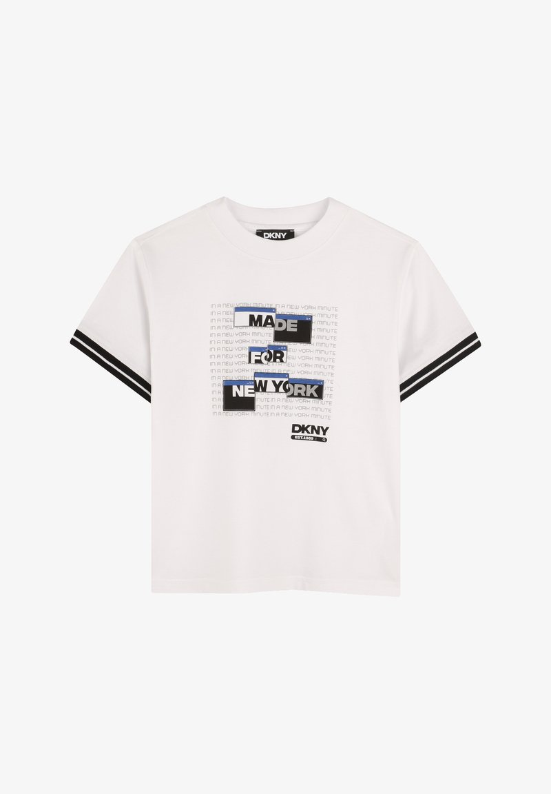 T-shirt blanc à manches courtes avec impression graphique noire et bleue. Comprend des rayures sur les manches et du texte incluant "FAIT POUR NEW YORK" et le logo de la marque.