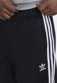 adidas Originals Träningsbyxor - black