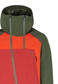 Multicolore jas met een bosgroene capuchon, oranje en rode panelen, zichtbare ritsen en een zijvak met merkdetails.