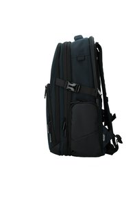 Zaino nero e verde scuro con più scomparti con zipper, spallacci regolabili e una tasca laterale per un accesso rapido. Tessuto resistente, forma strutturata.