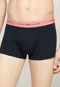 Tommy Hilfiger SIGNATURE TRUNK 3 PACK - Calzoncillos - coral clay vessel blue yellow mis