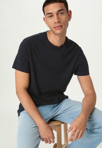 hessnatur REGULAR  - T-shirt basic - schwarz