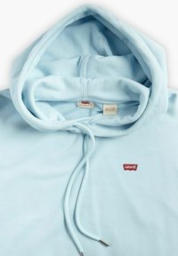 Felpa azzurra chiara con tasca a marsupio, cappuccio con coulisse, polsini a coste e un piccolo logo rosso Levi's sulla parte anteriore. Tessuto morbido.