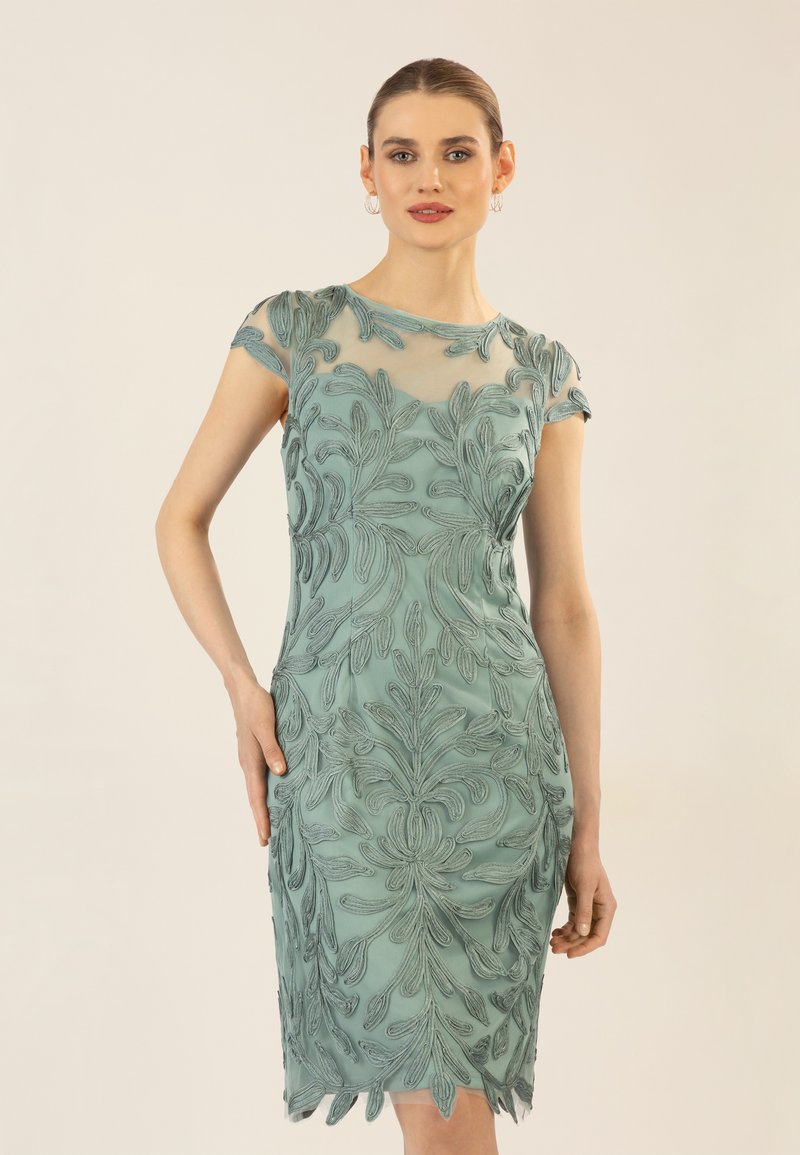 Vestito aderente a maniche corte in morbido tessuto azzurro chiaro, caratterizzato da complessi ricami floreali e un sovrapposto trasparente. Texture liscia, lunghezza fino al ginocchio.