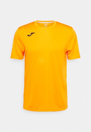 T-shirt de sport orange vif à manches courtes en matière légère. Il présente un col rond et un logo noir sur la poitrine gauche.