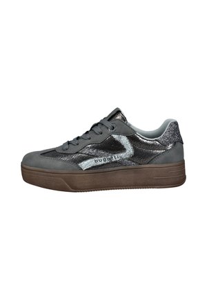 Grauer und schwarzer Bugatti-Sneaker mit Schnürverschluss, strukturiertem Seitenteil und dicker brauner Sohle, von der Außenseite gezeigt.