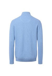 Jasnoniebieski sweter dzianinowy, średniej grubości materiał, z kołnierzykiem, ściągaczami w mankietach i u dołu. Posiada teksturowaną powierzchnię i dopasowany krój.