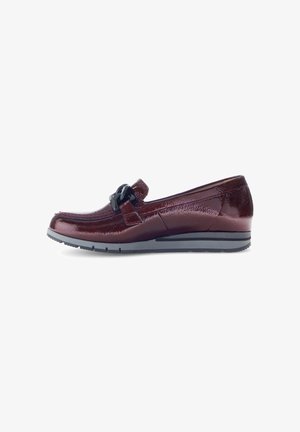 Bordeaux patent leren loafer met een zwarte decoratieve gesp, ronde neus en een lage rubberen zool. Voorzien van rode stiksels langs de naden.