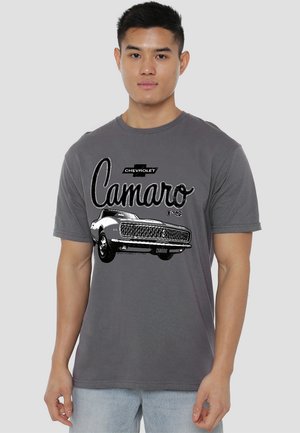 Graues Baumwoll-T-Shirt mit einem Grafikmotiv eines Chevrolet Camaro und dem Wort "Camaro" in fetter, stilisierter Schrift auf der Vorderseite.