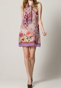 Vestido sin mangas floral en beige claro con acentos en rosa y púrpura, que presenta un detalle de cuello atado y un dobladillo en capas. Tela suave y ligera.