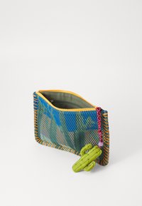 Reißverschlusstasche aus Netzmaterial mit einem bunten Design, das grüne und blaue Muster, orangefarbene Nähte und einen grünen Kaktus-Akzent umfasst.