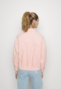 Karl Kani JACKET - Casaco de verão - rose