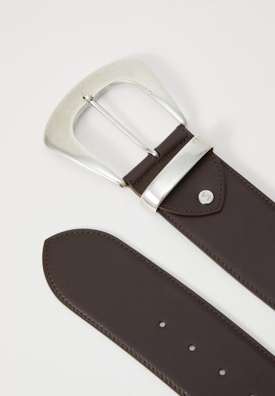 Bruine leren riem met een grote, glanzende zilveren rechthoekige gesp met pin. De riem heeft nette stiksels en ronde gaten voor aanpassing.