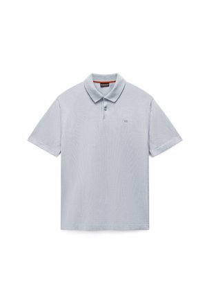 Hellblaues kurzärmeliges Poloshirt mit Zwei-Knopf-Leiste und kleinem gesticktem Logo auf der linken Brust.