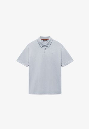 Lyseblå kortærmet polo med to-knaps stolpe og lille broderet logo på venstre bryst.