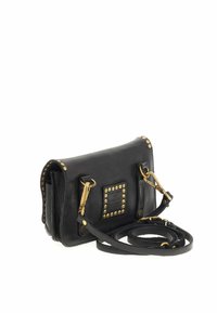 Borsa a tracolla in pelle nera con dettagli a borchie, forma rettangolare, hardware dorato e una tracolla removibile per uso a spalla o a croce.