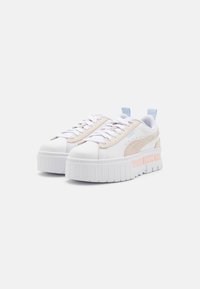 Hvite plattform-sneakers med lyserosa detaljer og beige semsket skinn. Har rund tå, hvite snørebånd, og lyseblå hæltab. Teksturert såle.