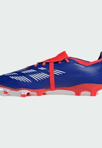 Scarpa da calcio blu con copertura rossa per i lacci, motivo a strisce bianche, tomaia testurizzata e suola rossa con sei tacchetti per trazione.