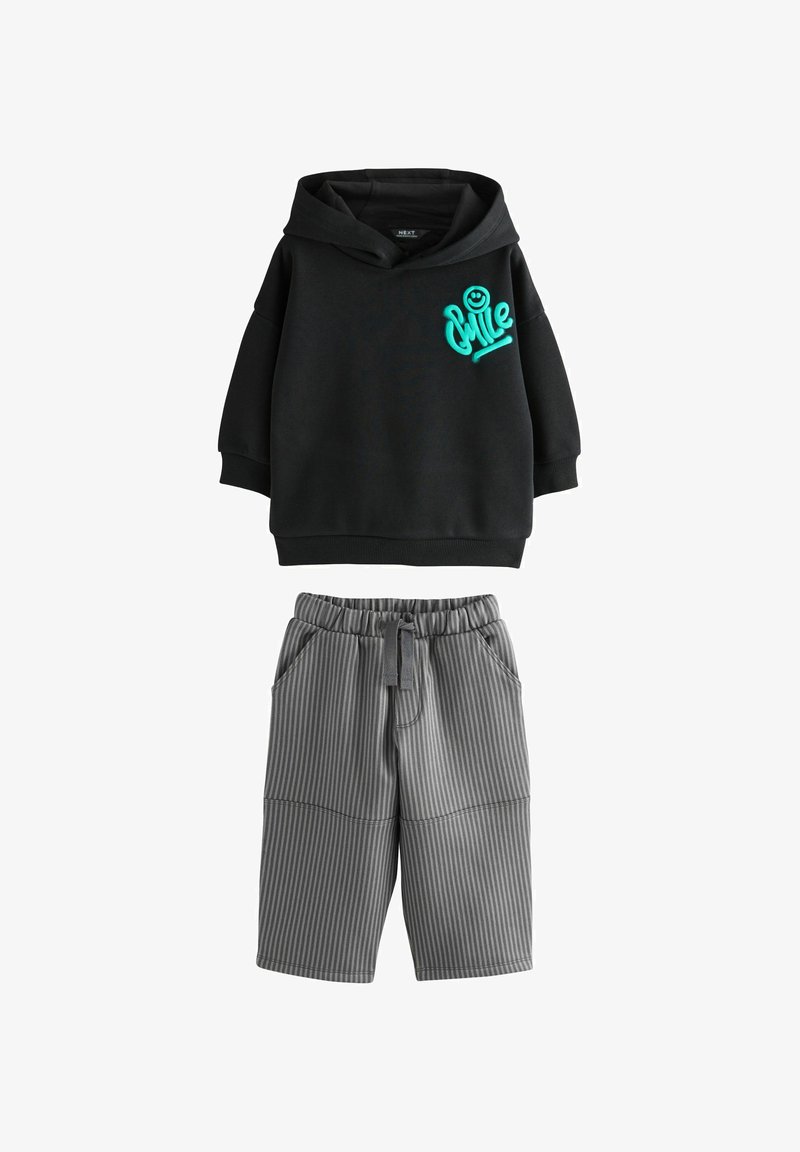 Mustaga kapuutsärk türkiissinise "Chill" graafikuga, ülepaisutatud lõikega, koos hallide triibuliste lühikeste pükstega, millel on taskud ja elastne vöökoht.