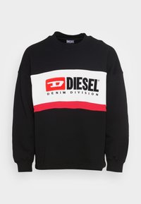 Svart sweatshirt med ett vitt och rött horisontellt rand, med fet texten "DIESEL" och "DENIM DIVISION". Ribbad rundad halsringning och ärmslut.