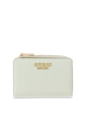 Petit portefeuille en cuir blanc texturé avec une fermeture éclair dorée et un lettrage doré "GUESS EST 1981" sur le devant.